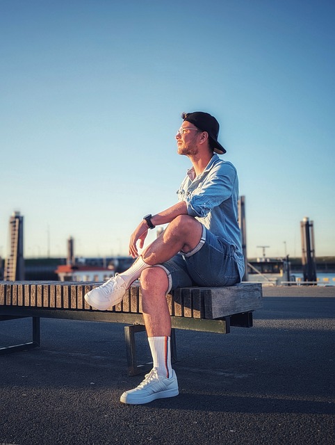 62岁周星驰罕见露面，网民叹现老态又欠笑容︰年初四咁嘅样.